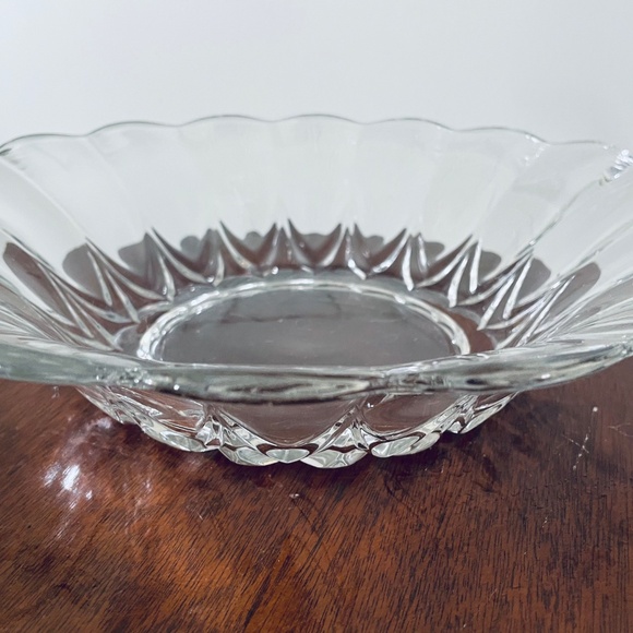 Vintage clear pressed glass serving bowl with scalloped rim, Pressed Glass Bowl - Picture 5 of 6